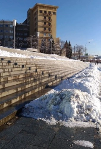 чистка снега на ступеньках